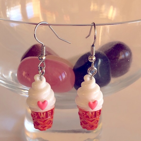♥️ Stocking Stuffer 🍦 Vanilla Ice Cream Cone Fashion Earrings - Picture 2 of 8